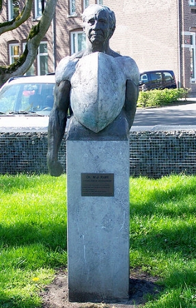 Bust/Statue of Willem Kolff at the Engelenbergplantsoen/Hendrik van Viandenstraat in Kampen. By Norman Burkett in 1984.